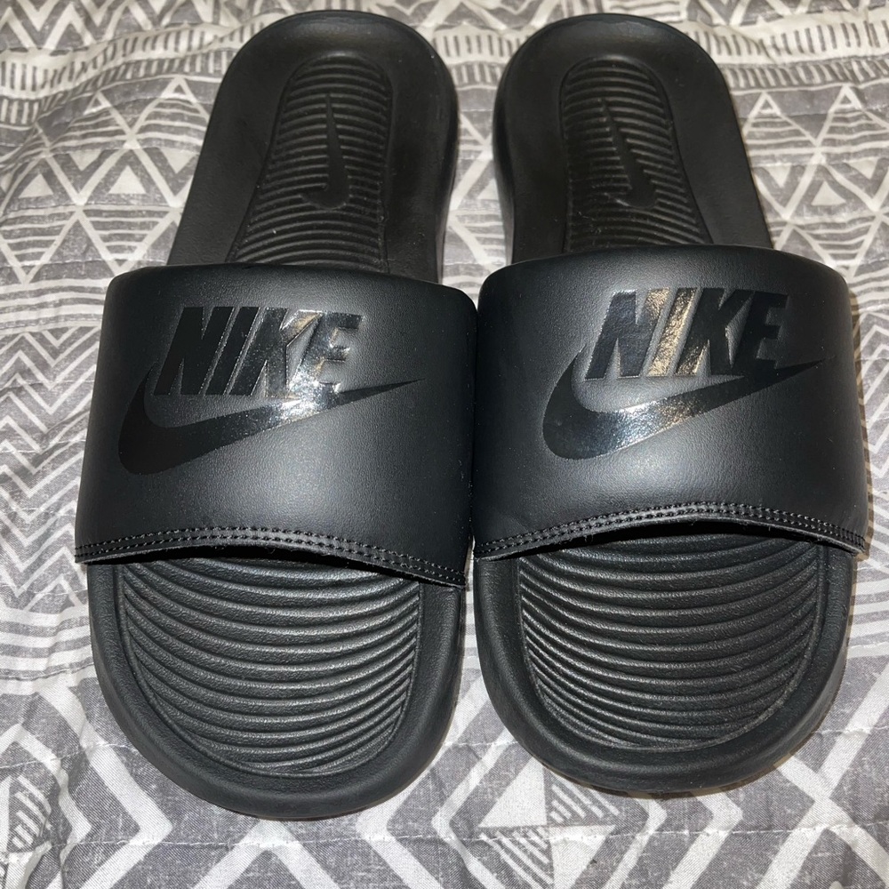 Woman’s size 10 Nike slide